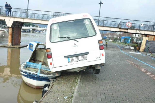 Minibüs Balıkçı Teknesine Çarparak Denize Uçmaktan Kurtuldu!