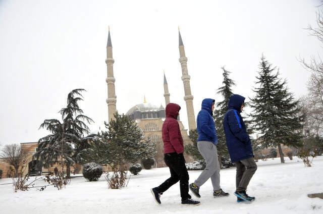 Meteoroloji Uyardı: Edirne'de Etkisini Sürdüren Kar Yarın İstanbul'a Geliyor