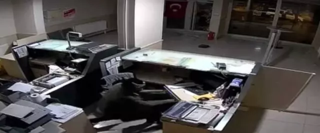 PTT'den 100 Bin Lira Çalan Hırsızların Soygun Anı Güvenlik Kamerasına Yansıdı