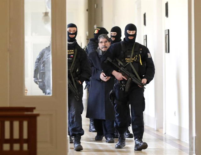 Terör Örgütü PYD'nin Eski Elebaşı Salih Müslim, Prag'da Mahkemeye Böyle Getirildi