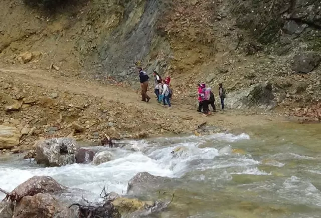 Öğrenciler Okul Servisine Dedelerinin Sırtında Çaydan Geçerek Ulaşıyor