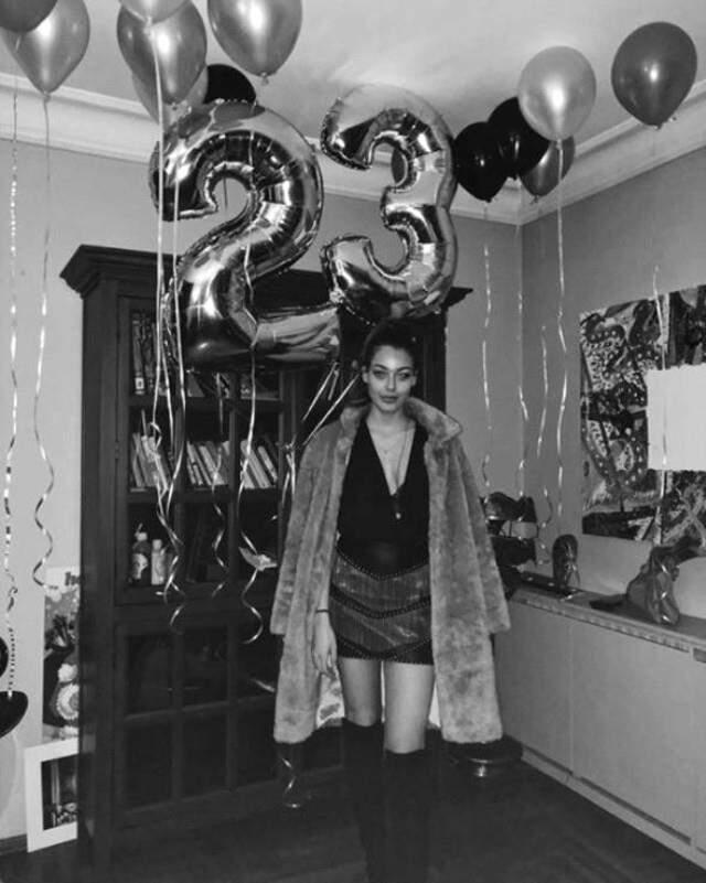 Dilan Çiçek Deniz, Sürpriz Parti Organize Eden Sevgilisini Öpücüklere Boğdu