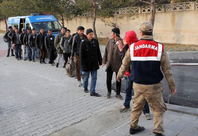Doğu Ekspresi'nde 157 Kaçak Göçmen Yakalandı Fenomenlerin Akın Ettiği Doğu Ekspresi'nde Yakalanan Bir Vagon Göçmen Sınır Dışı Edildi