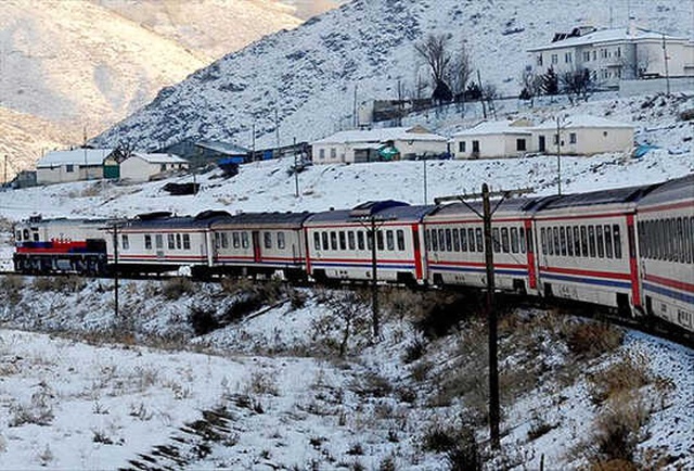 Fenomenlerin Akın Ettiği Doğu Ekspresi'nde Yakalanan Bir Vagon Göçmen Sınır Dışı Edildi