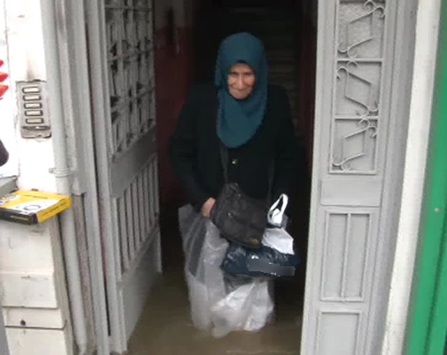 Evini Su Basan Yaşlı Kadın, Poşet Giyerek Sudan Çıktı