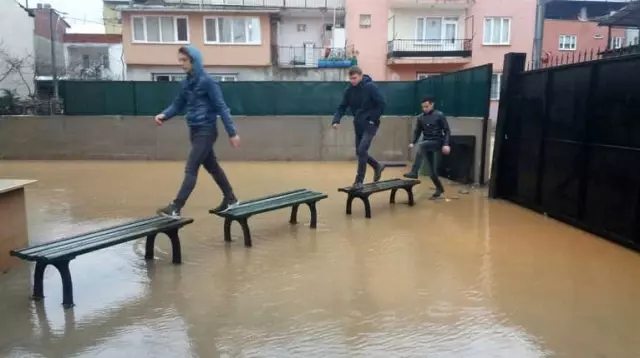 Göle Dönen Okul Bahçesinde Öğrenciler Banklardan Köprü Oluşturdu