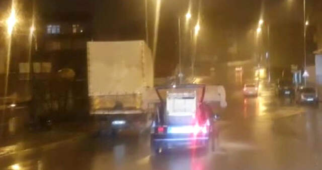 Otomobilini Kamyonet Gibi Yükleyen Sürücü Kazaya Davetiye Çıkardı Otomobilinin Üstüne Kanepe, Bagajına da Buzdolabı Koyan Sürücü Trafikte Böyle İlerledi