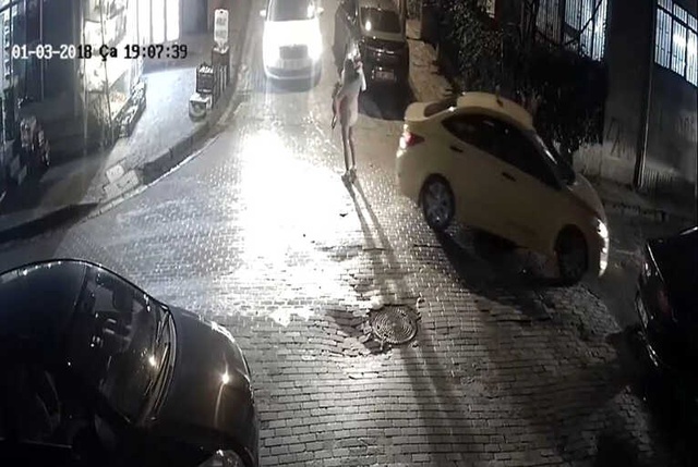 O Anlar Kamerada! Taksici Önce Anne ve Bebeğine Çarptı Ardından Hakaret Etti