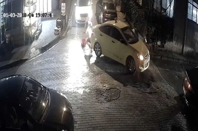 O Anlar Kamerada! Taksici Önce Anne ve Bebeğine Çarptı Ardından Hakaret Etti