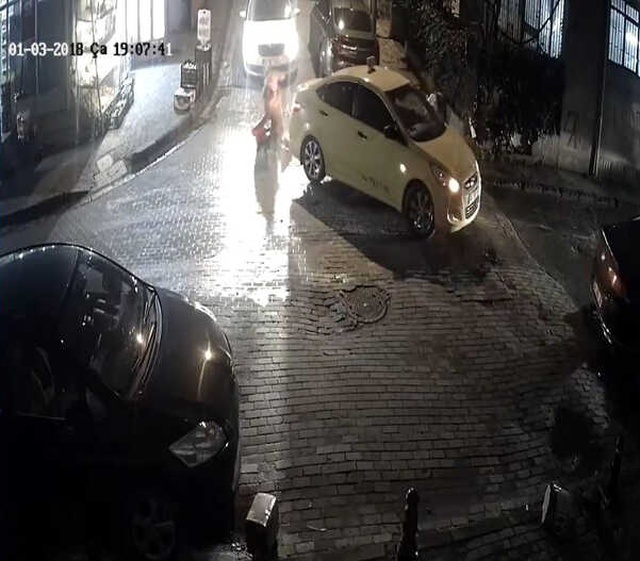 O Anlar Kamerada! Taksici Önce Anne ve Bebeğine Çarptı Ardından Hakaret Etti