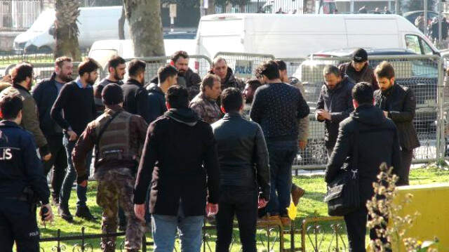 İstanbul Emniyeti Önünde Hareketli Dakikalar! Şüpheli Kaçtı, Polis Havaya Ateş Açtı
