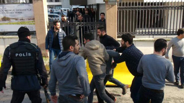 İstanbul Emniyeti Önünde Hareketli Dakikalar! Şüpheli Kaçtı, Polis Havaya Ateş Açtı