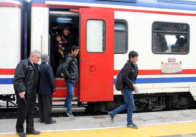 Doğu Ekspresi'nde Kaçak Göçmenlere Bir Operasyon Daha! Yolculukları Kars'tan Erzurum'a Kadar Sürdü
