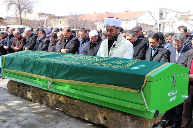 Devrilen Kale Direğinin Altında Kalarak Ölen Çocuğun Cenaze Namazını, İmam Babası Kıldırdı