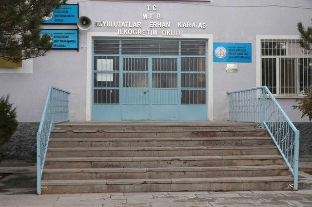 Devrilen Kale Direğinin Altında Kalarak Ölen Çocuğun Cenaze Namazını, İmam Babası Kıldırdı