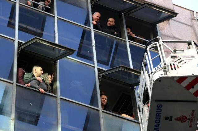 Kağıthane'de İş Merkezinde Yangın: Vatandaşlar Mahsur Kaldı!