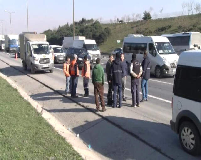 TEM Otoyolu'nda Cezaevi Aracı, Temizlik İşçisine Çarptı!
