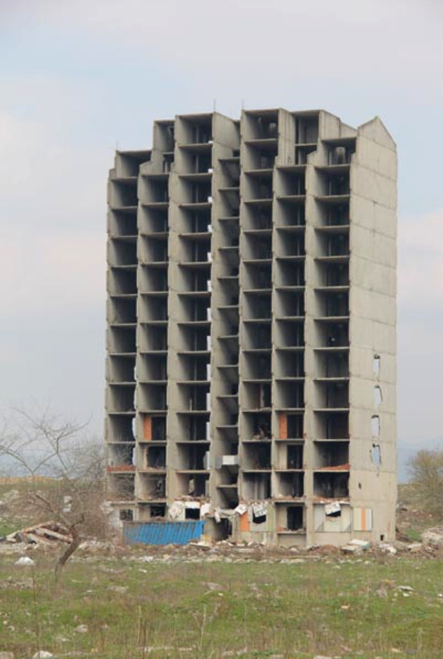 300 Kilo Dinamitle Yıkılmayan Bina 1 Gün Sonra Kendiliğinden Yıkıldı