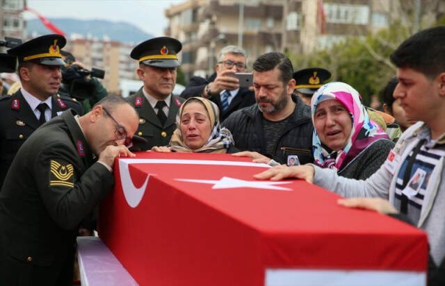 Afrin Şehidini Son Yolculuğuna Uğurladı Silah Arkadaşları, Afrin Şehidinin Tabutunun Başından Bir An Olsun Ayrılmadı