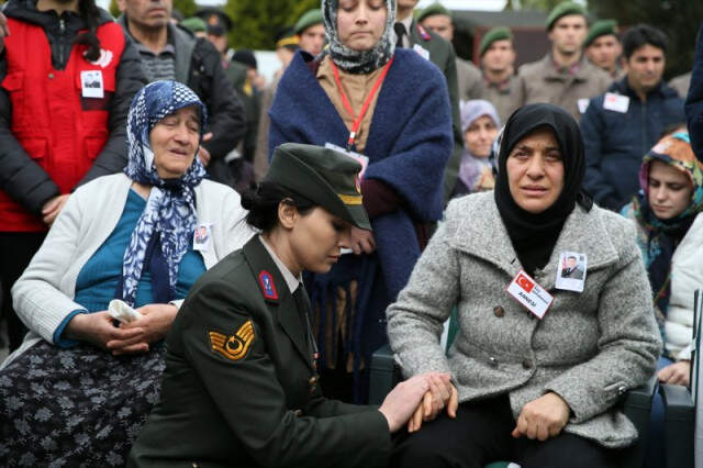 Afrin Şehidini Son Yolculuğuna Uğurladı Silah Arkadaşları, Afrin Şehidinin Tabutunun Başından Bir An Olsun Ayrılmadı
