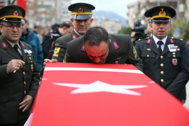 Afrin Şehidini Son Yolculuğuna Uğurladı Silah Arkadaşları, Afrin Şehidinin Tabutunun Başından Bir An Olsun Ayrılmadı
