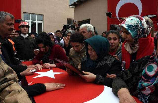 Erciş Şehidini Bağrına Bastı, Uzman Onbaşı Rıdvan'ı 7 Bin Kişi Uğurladı