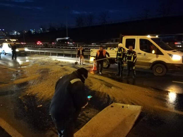 Kamyonda Yüklü Trafo, Yola Devrilince D-100'de Trafik Kilitlendi Kamyona Yüklü Trafo, Yola Devrilince D-100'de Trafik Kilitlendi