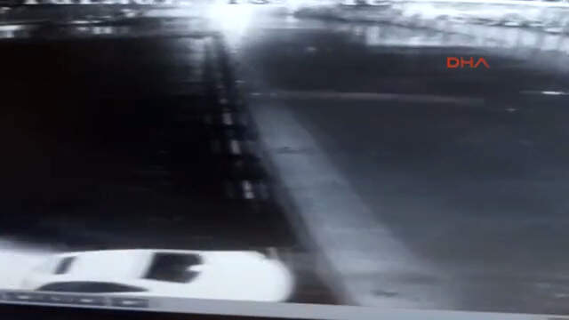 Olay Anı Kamerada! Yolun Bittiğini Anlamayan Sürücü Otomobiliyle Denize Uçtu Olay Anı Kamerada! Yolun Bittiğini Anlamayan Sürücü Otomobiliyle Denize Uçtu