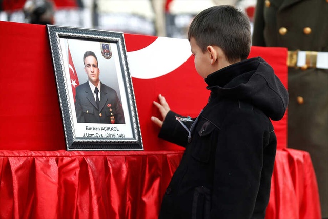Şehit Ağabeyinin Resmini Öpen Minik İhsan, Herkesi Ağlattı