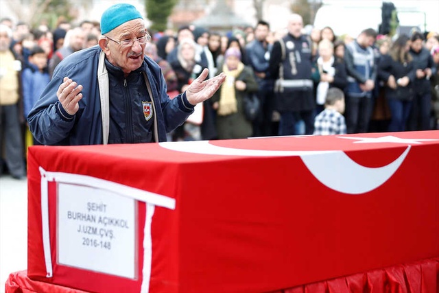 Şehit Ağabeyinin Resmini Öpen Minik İhsan, Herkesi Ağlattı