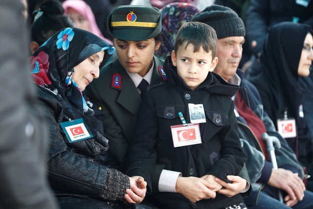 Şehit Ağabeyinin Resmini Öpen Minik İhsan, Herkesi Ağlattı