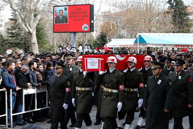 Şehit Ağabeyinin Resmini Öpen Minik İhsan, Herkesi Ağlattı