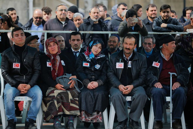 Şehit Ağabeyinin Resmini Öpen Minik İhsan, Herkesi Ağlattı