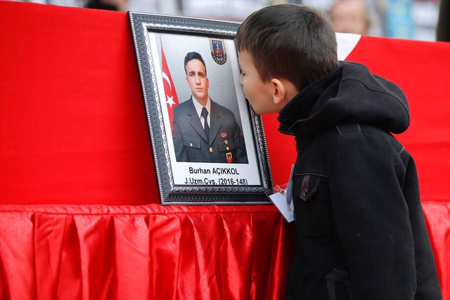 Şehit Ağabeyinin Resmini Öpen Minik İhsan, Herkesi Ağlattı