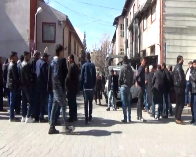 Tabancayla Öldürüp, Otomobilini Ateşe Verdiler Otoyolda Dehşet! Tabancayla Öldürüp Aracını Benzin Döküp Yaktılar