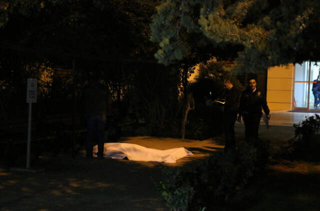 19 Yaşındaki Genç, Fakülte Bahçesinde Ölü Bulundu Fakülte Bahçesinde Ölü Bulunan Gencin Silahlı Yağmadan Arandığı Ortaya Çıktı