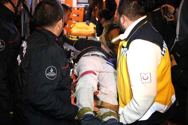 Beyoğlu'nda Köpeğin Kovaladığı Vatandaş 3 Metreden Düştü