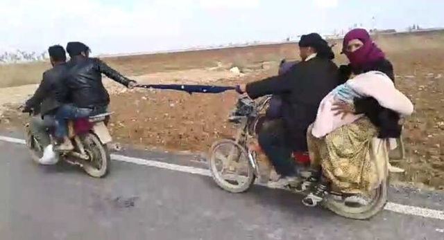 O Anlar Kamerada! Motosikletliler, Eşarbı Halat Yapıp 4 Kişilik Aileyi Çekti!