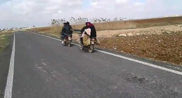 O Anlar Kamerada! Motosikletliler, Eşarbı Halat Yapıp 4 Kişilik Aileyi Çekti!