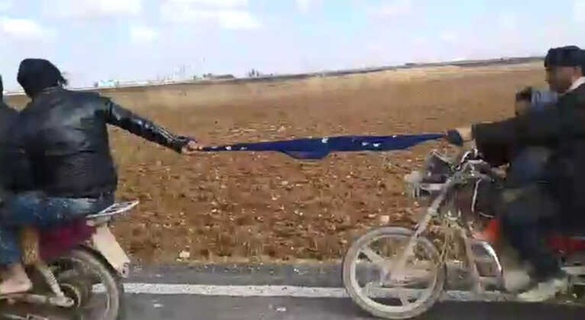 O Anlar Kamerada! Motosikletliler, Eşarbı Halat Yapıp 4 Kişilik Aileyi Çekti!