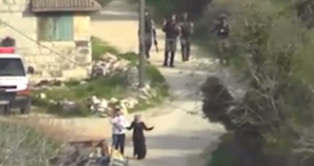 İsrail Polisi Bebekli Çiftin Üzerine Gaz Bombası Attı İsrail Polisi, Bebeğiyle Kaçmaya Çalışan Filistinli Çiftin Üzerine Gaz Bombası Attı