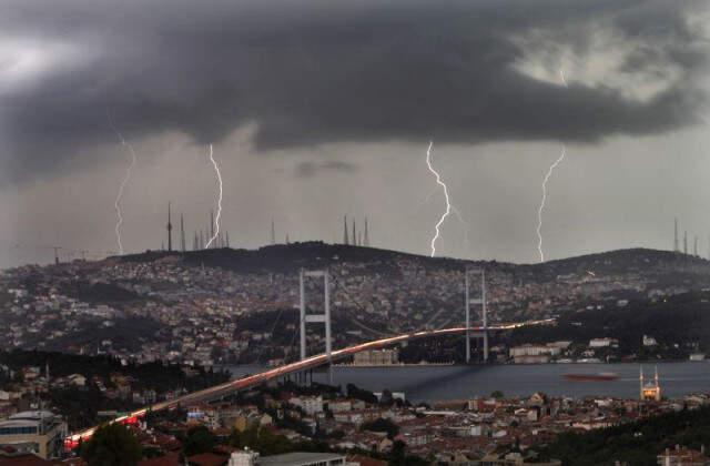 Meteoroloji'den İstanbul'a Kuvvetli Yağış ve Fırtına Uyarısı