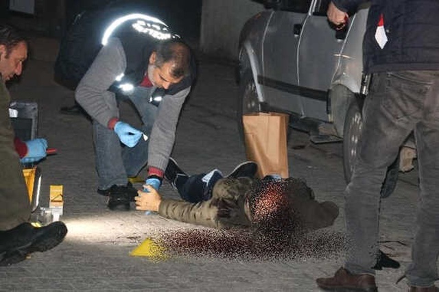 Sokak Ortasında 16 El Ateş Açan Genç, Doldur Boşalt Yaparken Yanlışlıkla Kendini Öldürdü