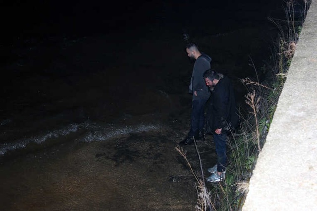 Aşırı Hız Yapan Alkollü Gençlerin Kullandığı Otomobil, Köprü Demirlerini Kırarak Dereye Uçtu