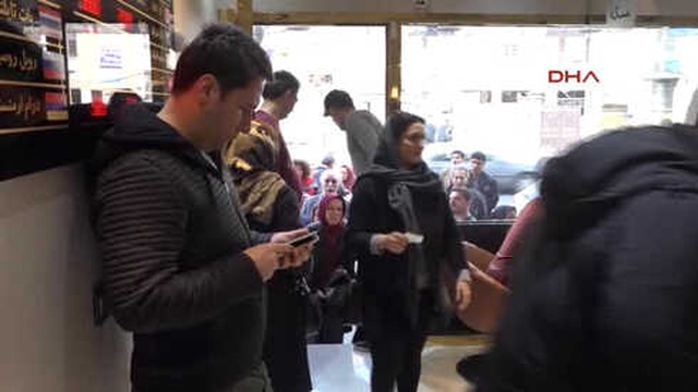 İranlılar, Değer Kaybeden Riyalı Bozdurmak İçin Döviz Bürolarına Akın Etti