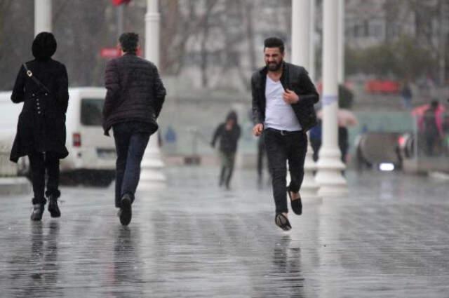 İstanbul'da Dolu ve Yağmur Başladı, Meteorolojiden Art Arda Uyarı Geldi