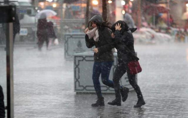 İstanbul'da Dolu ve Yağmur Başladı, Meteorolojiden Art Arda Uyarı Geldi