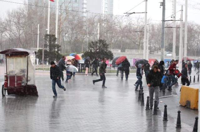 İstanbul'da Dolu ve Yağmur Başladı, Meteorolojiden Art Arda Uyarı Geldi