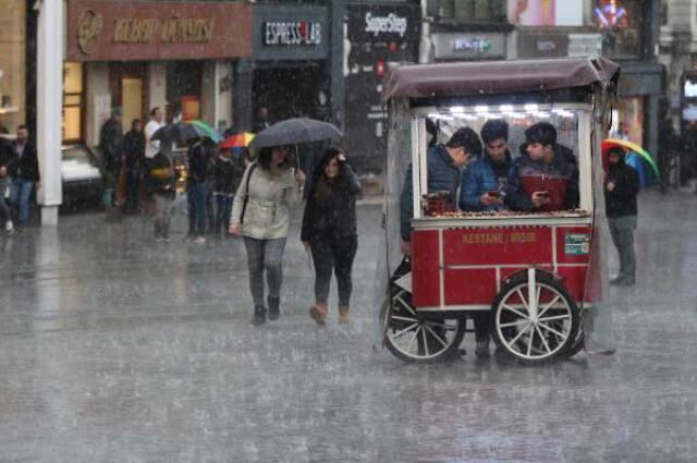 İstanbul'da Dolu ve Yağmur Başladı, Meteorolojiden Art Arda Uyarı Geldi