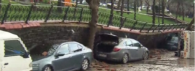 İstanbul'u Sağanak Vurdu! Eyüp'te Duvar Çöktü, Ataköy'de Yollar Göle Döndü